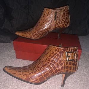 EUC Donald pliner brown leather booties